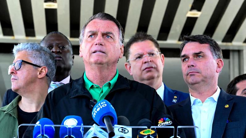 Vigília de oração convocada pelo senador Flávio Bolsonaro é parte da narativa do STF para converter a prisão domiciliar de Jair Bolsonaro em preventiva. (Foto: Edilson Rodrigues/Agência Senado)