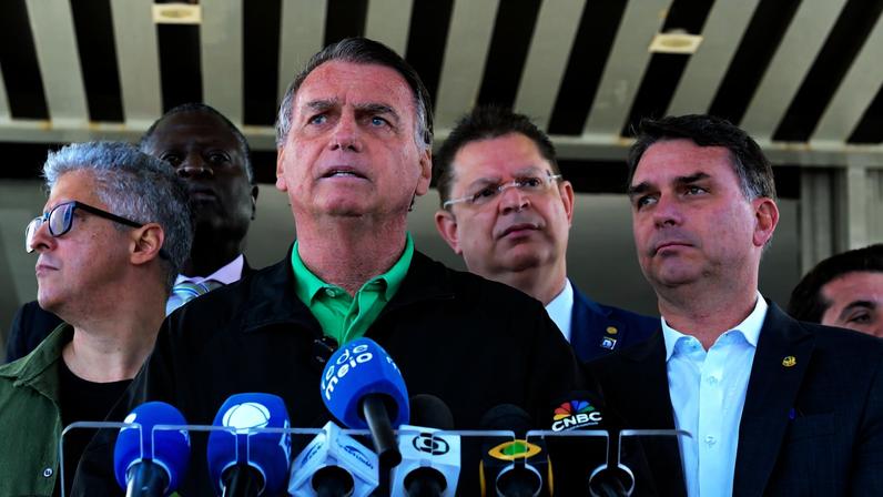 Vigília de oração convocada pelo senador Flávio Bolsonaro é parte da narativa do STF para converter a prisão domiciliar de Jair Bolsonaro em preventiva. (Foto: Edilson Rodrigues/Agência Senado)