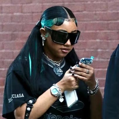 North West passeia em Nova York com amiga e chama atenção pelo visual