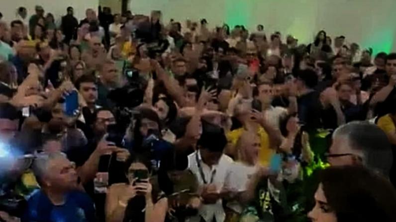 Michelle Bolsonaro (PL) é ovacionada e tratada como presidenciável em evento de lançamento da pré-candidatura de Eduardo Girão ao governo do Ceará.