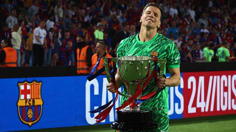 Szczesny, do Barcelona, com a taça do Campeonato Espanhol — Foto: Joan Valls/Urbanandsport/NurPhoto via Getty Images