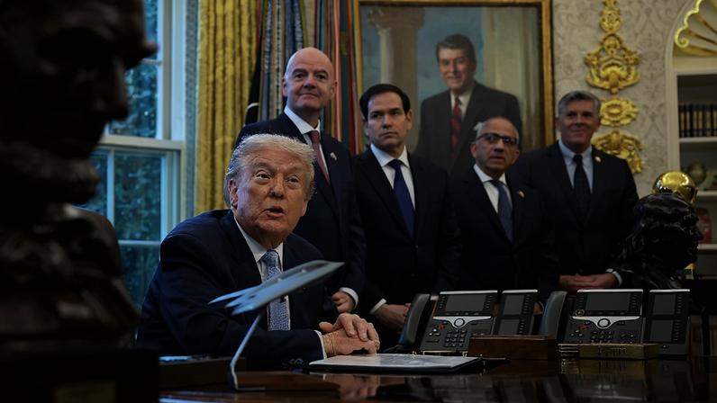 Donald Trump ao lado do presidente da Fifa, Gianni Infantino, no anúncio do sorteio da Copa do Mundo de 2026 — Foto: Getty Images