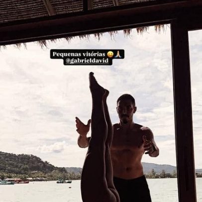 Giovanna Lancellotti faz pose ousada de biquíni na lua de mel
