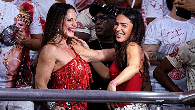 Giullia Buscaccio cai no samba com Viviane Araujo — Foto: Daniel Pinheiro/Brazil News