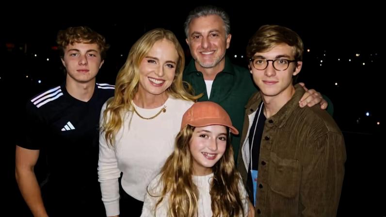 Luciano Huck e Angélica com os 3 filhos, Joaquim, Benício e Eva — Foto: Reprodução/Instagram