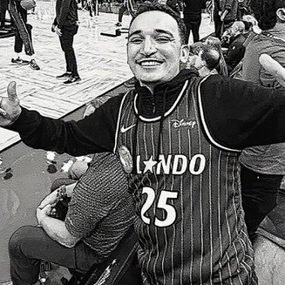 João Gomes acompanha jogo da liga de basquete e celebra único brasileiro