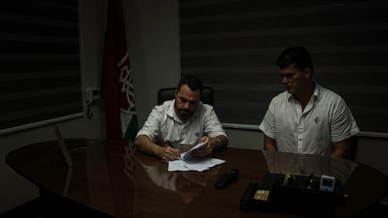 Mário Bittencourt assina contrato para reforma de Xerém, quartel general da base do Fluminense (Marina Garcia/ Fluminense FC)