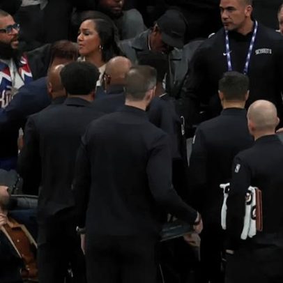 Torcedor invade banco de reservas e interrompe partida da NBA