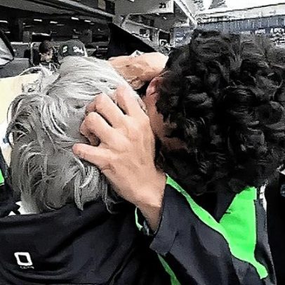 Bortoleto se emociona ao abraçar a avó após batida em Interlagos