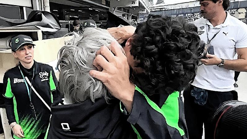 Gabriel Bortoleto é consolado pela avó, Dona Aparecida, após a batida em Interlagos (Reprodução)
