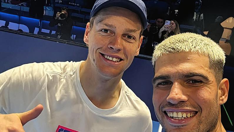 O italiano Jannik Sinner no carpete azul do evento de gala do ATP Finals em Turim (Foto: MARCO BERTORELLO / AFP)
