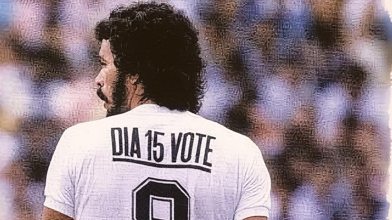 Sócrates comemora com a Fiel após marcar dois gols na goleada por 5 a 0 sobre o Grêmio, no Morumbi, pelo Campeonato Brasileiro de 1980. (Reprodução/Twitter Corinthians)