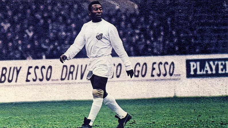 Pelé celebra com os companheiros após marcar na goleada do Santos por 4 a 0 sobre o Palmeiras, no Parque Antártica, em 1974. (Foto: Divulgação / Santos FC)