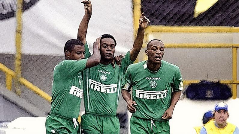 Vágner Love comemora um de seus gols na Vila Belmiro. O atacante foi o destaque da goleada palmeirense sobre o Santos por 4 a 0. (Reprodução)