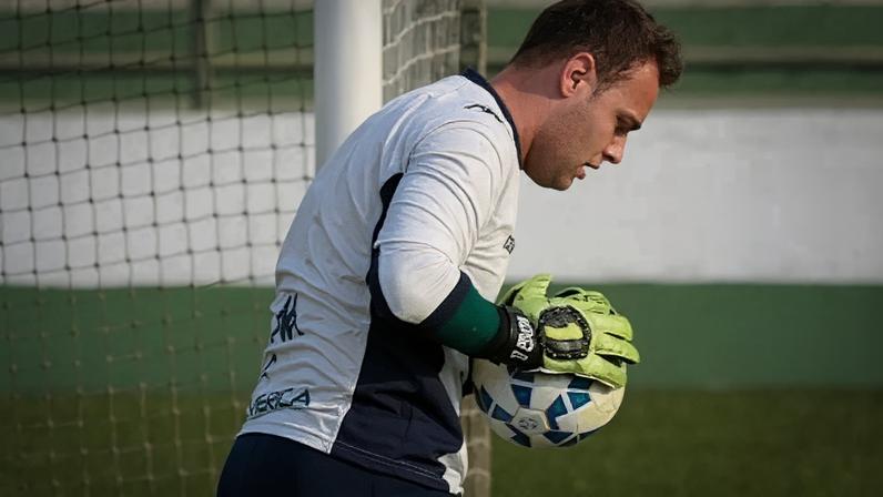 Revelado pelo Internacional, Renan brilhou no clube gaúcho e virou ídolo no Goiás antes de encerrar a carreira em 2022. (Foto: Divulgação/Goiás E.C.)