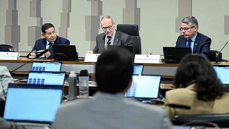 CPI do Crime Organizado ouve TH Joias, diretor da Meta, e comandantes militares