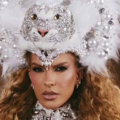 Lore Improta, grávida musa da Viradouro, brilha em minidesfile na Cidade do Samba