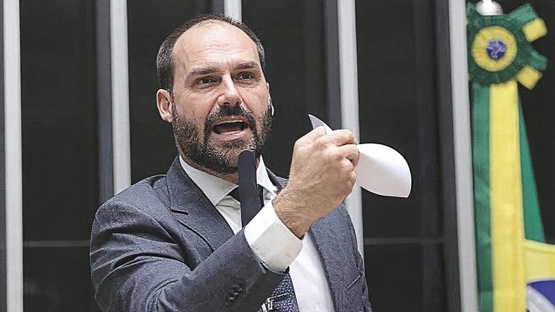 Eduardo Bolsonaro rebate após ser chamado de ‘louco’ por governador do MT: ‘frouxidão’