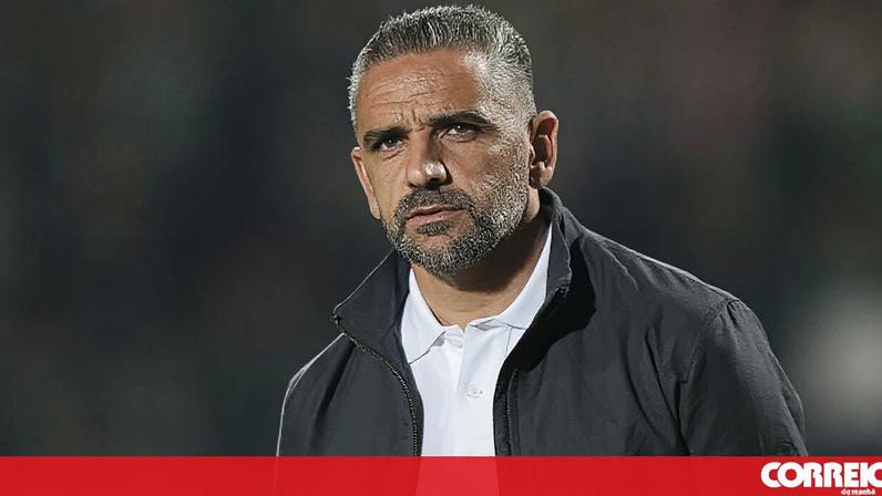 Rui Borges reage junto ao banco de suplentes do Sporting