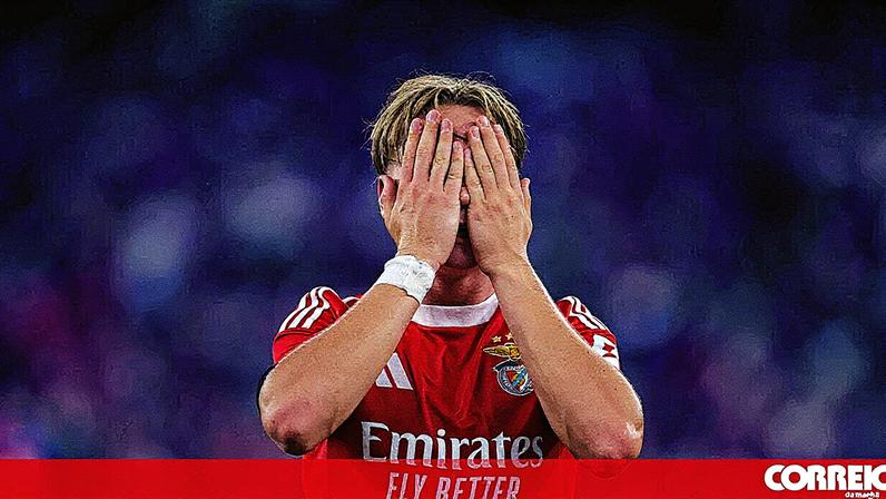 Schjelderup tapa o rosto durante o festejo do golo marcado ao Nice, na Luz