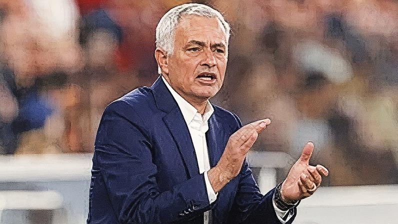 José Mourinho durante o jogo do Benfica contra o Bayer Leverkusen
