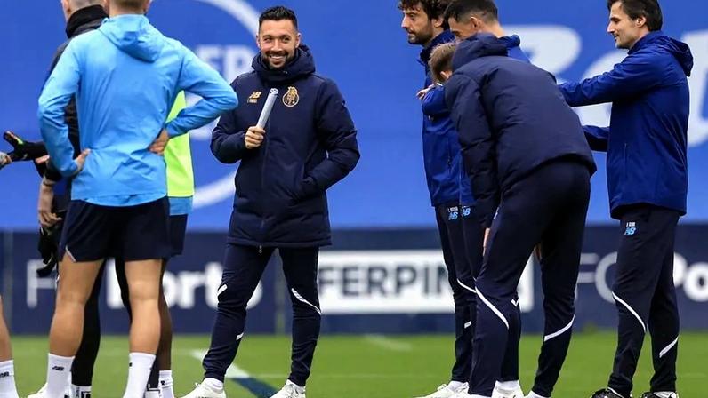 Francesco Farioli sorridente durante o treino do FC Porto