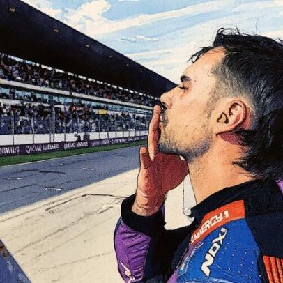 Miguel Oliveira emociona-se ao receber bandeira de Portugal da filha