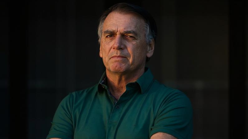 Bolsonaro pode ter pena reduzida ao ler livros sobre democracia e ditadura
