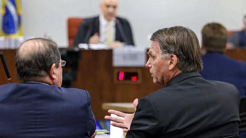 Núcleo 1: Jair Bolsonaro, seu advogado, Celso Vilardi e, ao fundo, o ministro Alexandre de Moraes. O ministro determinou nova audiência de custódia de Jair Bolsonaro. (Foto: Gustavo Moreno/STF)