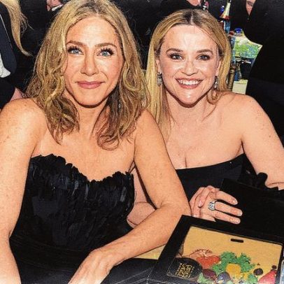 Reese Witherspoon comenta raro detalhe sobre Jennifer Aniston e Brad Pitt