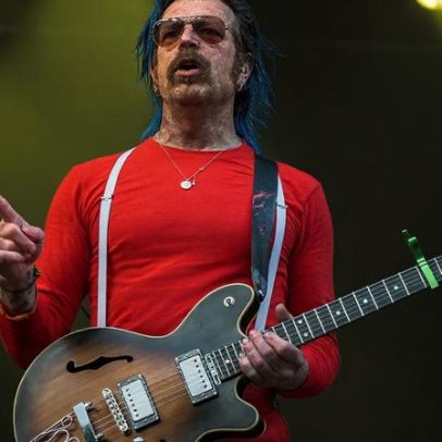 Jesse Hughes, dos Eagles of Death Metal, em Paris para homenagem ao Bataclan