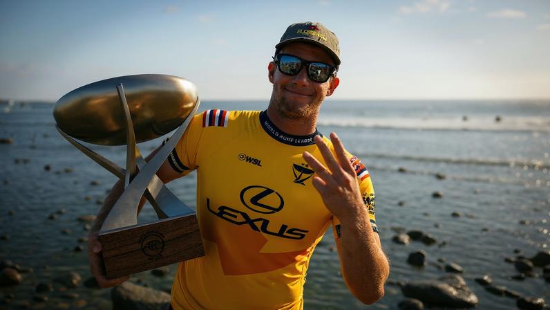 John John Florence com a taça de campeão mundial de 2024 — Foto: Pat Nolan/World Surf League