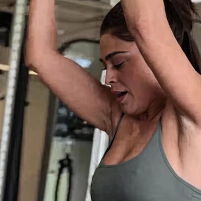 Juliana Paes exibe abdômen definido durante treino