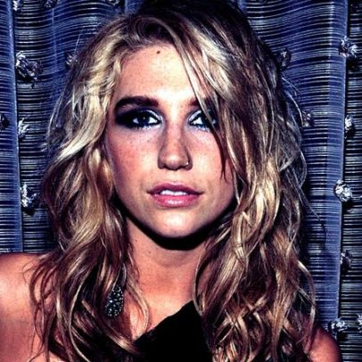 Kesha celebra 15 anos de Animal e Cannibal em entrevista