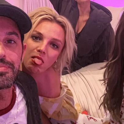 Kim Kardashian e Britney Spears se aconchegam na cama com Khloé