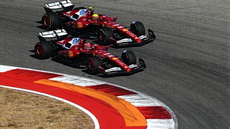 Lewis Hamilton e Charles Leclerc, da Ferrari (Foto: Clive Mason/Getty Images/AFP)