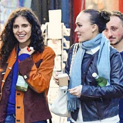 Atriz de Nosferatu, filha de Johnny Depp, troca beijos com namorada