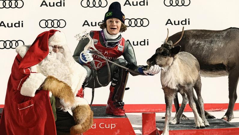 Lucas Pinheiro Braathen com Papai Noel após vencer etapa de Copa do Mundo de esqui alpino (Foto: Roni Rekomaa / Lehtikuva / AFP)