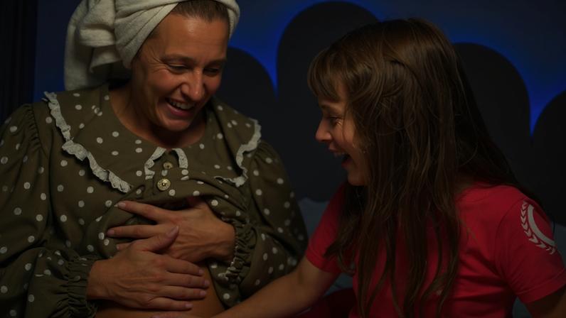 Malu Borges conta pra filha, Maria Isabel, que está grávida — Foto: Reprodução/Instagram