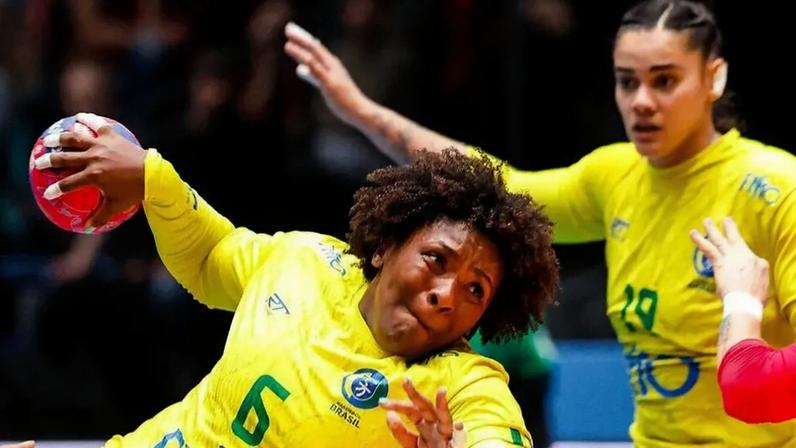 A armadora Mari Fernandes foi um dos destaques do Brasil na partida contra a Tchéquia (Foto: Divulgação/ IHF)