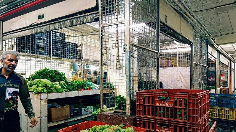 Todos os dias, o Mercado Novo recebe, ainda de madrugada, feirantes que vendem inúmeros ingredientes que abastecem as cozinhas dos restaurantes da cidade • Carolina Daher