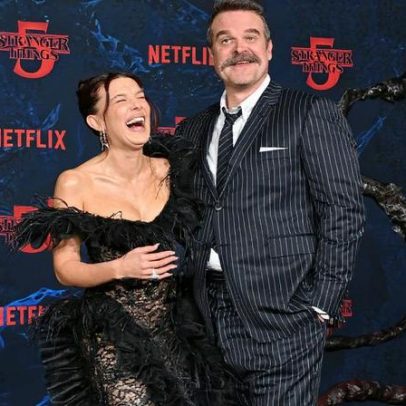 Millie Bobby Brown elogia David Harbour na estreia da série