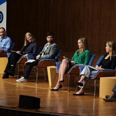 Celebra o avanço da liderança tecnológica com análise de políticas