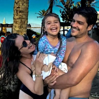 Nathalia Dill surge discreta em foto com marido e filha nas férias em Fortaleza