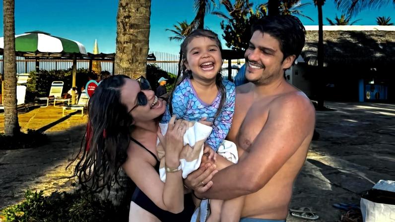 Nathalia Dill curte parque aquático com a família — Foto: Divulgação