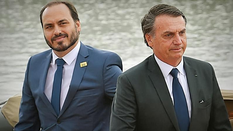 Carlos Bolsonaro e seu pai, o ex-presidente Jair Bolsonaro. (Foto: Geraldo Magela/Agência Senado)