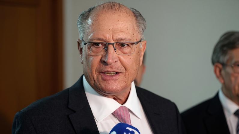 Alckmin detalha esforços do governo para reduzir tarifas dos EUA sobre produtos brasileiros, visando impulsionar as exportações e o crescimento do país - Foto: Valter Campanato/Agência Brasil