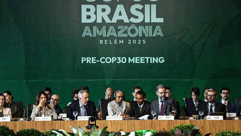 O governo brasileiro alterou o dress code da COP-30 em Belém, Pará, dispensando o traje formal. Delegados usarão esporte fino devido ao calor e umidade - Foto: Marcelo Camargo/ Agência Brasil