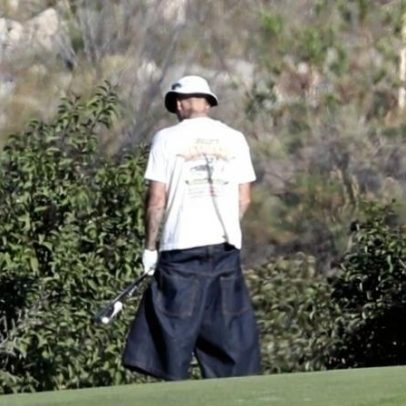 Justin Bieber é flagrado urinando em arbustos de campo de golfe durante jogo