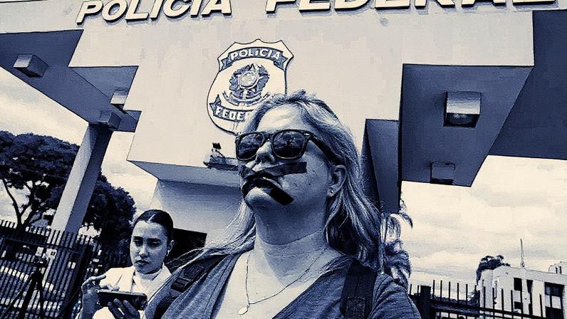 Manifestante protesta contra a prisão de Bolsonaro, em Brasília.